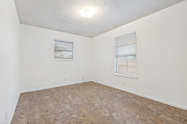 Building Photo - 3-BEDROOM HOME IN LOMA PARK