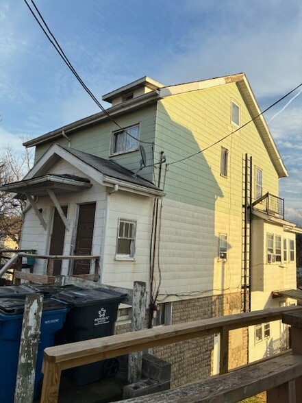 Building Photo - 127 Lorentz St