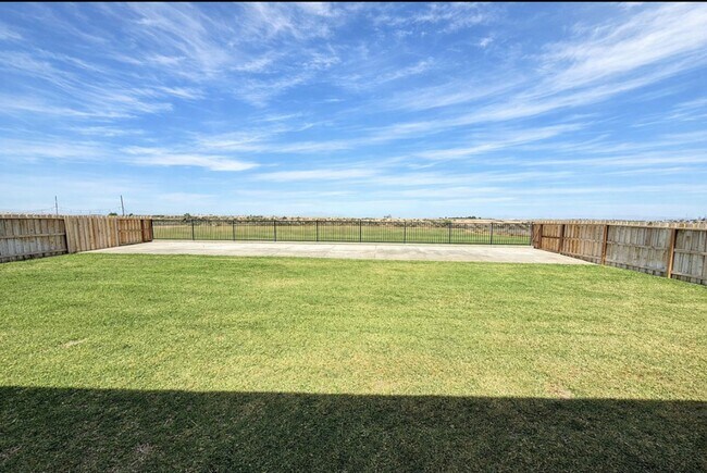 Building Photo - Executive Retreat in Brawley: Spacious 5-Bedroom Home Ideal for Corporate Stays or Refined Family...