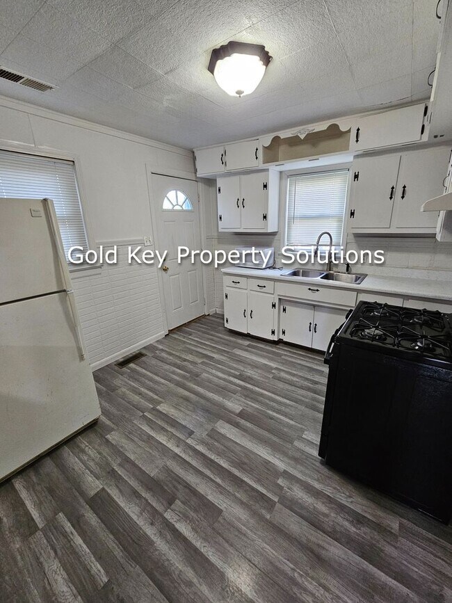 Building Photo - 408 E 35th St