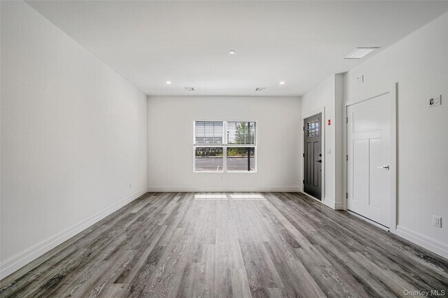 Building Photo - 725 Eastview Dr