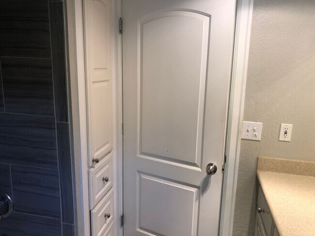 Building Photo - Darling 3 bedroom bungalow in Ferry St Bridge neighborhood!  MOVE IN SPECIAL!