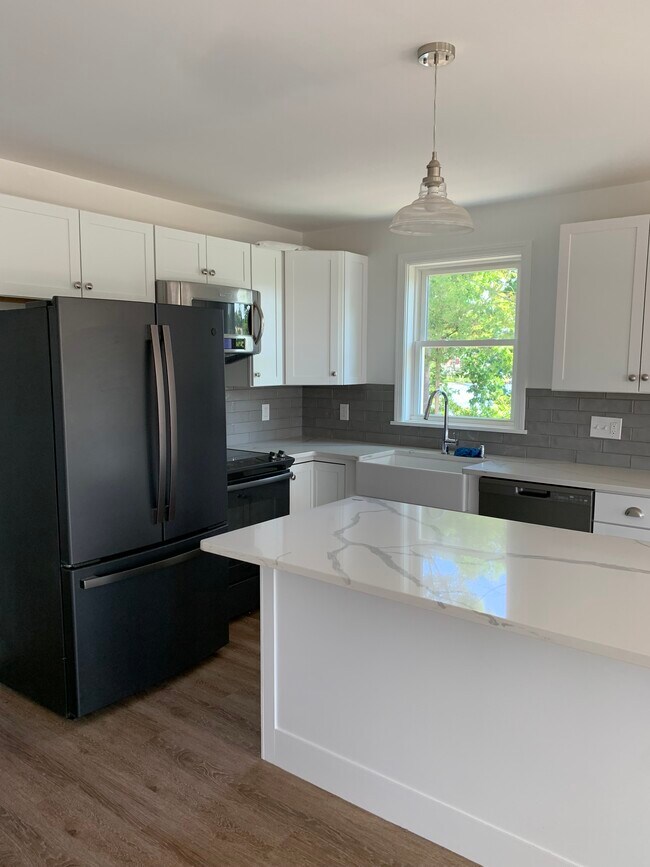 Building Photo - 8 Lakeview Dr