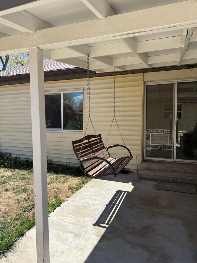 Building Photo - 2 bed 1 bath on Montezuma