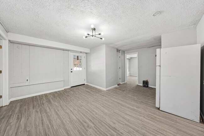 Building Photo - Huge House With Oversized Bedrooms!