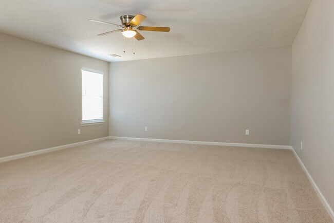 Building Photo - Spacious 4-Bedroom Hendersonville Home