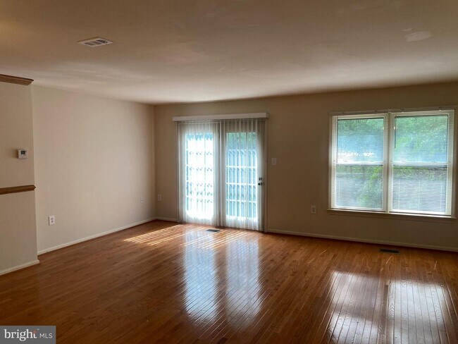 Building Photo - 5623 Gresham Ln