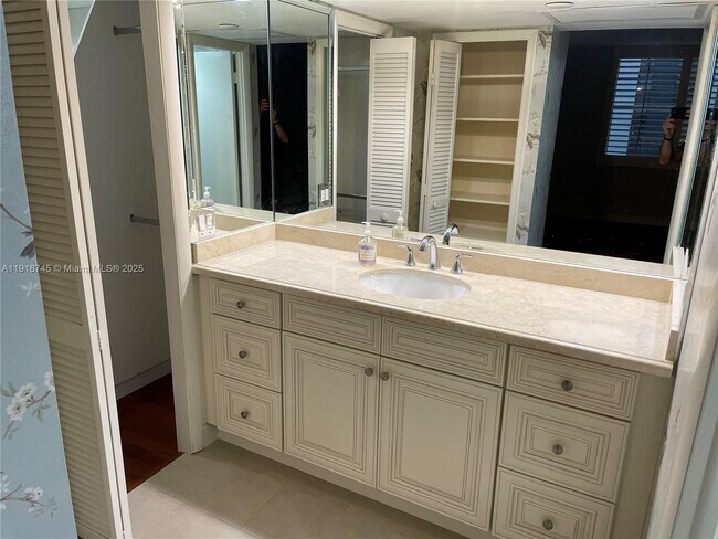 Building Photo - 625 Biltmore Way