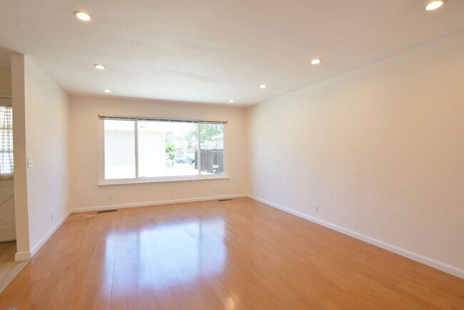 Building Photo - 817/819 E Dana St