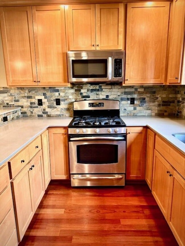 Building Photo - West Seattle Townhouse, Location Location ...