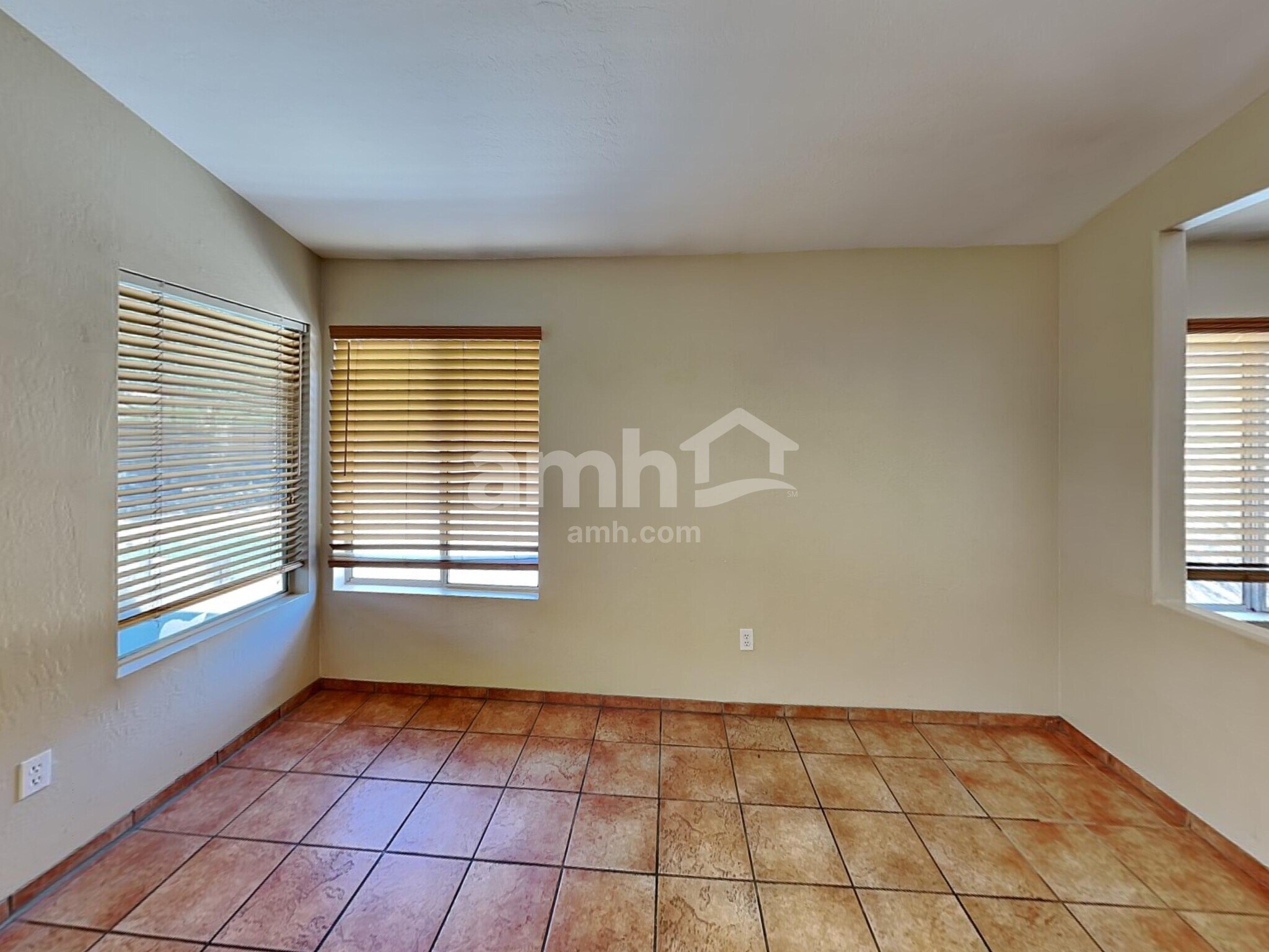 Building Photo - 720 S Ithica St