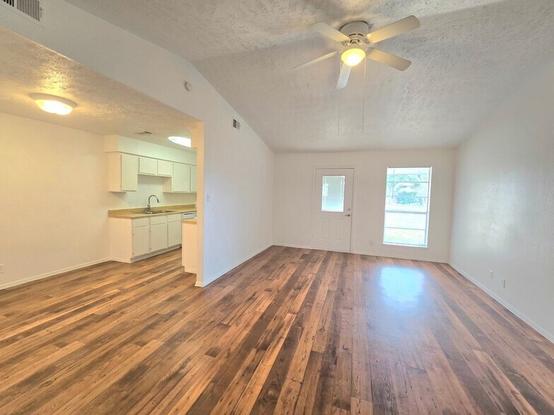 Building Photo - 15208 Spring Hill Ln