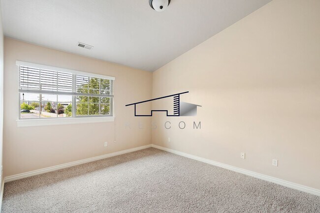 Building Photo - Large Riverdale 4 Bedroom 3.5 Bathroom Tow...