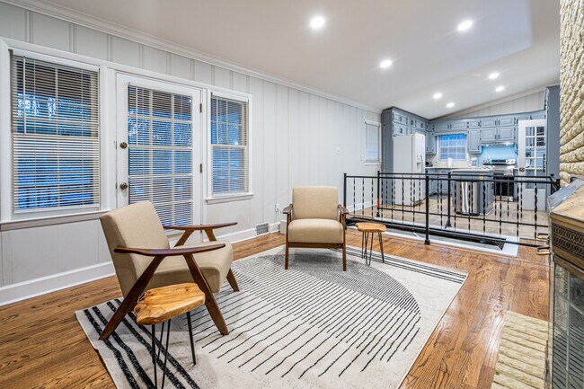 Building Photo - 702 Chambers Dr NE