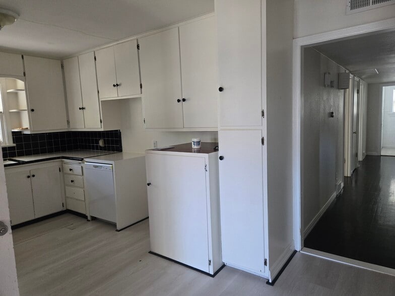 Lots of cabinets for storage - 2863 Colorado Ave