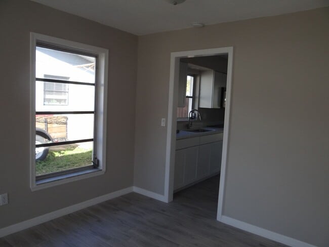 Building Photo - Annual Renovated Duplex 2 bed 1 bath 1 car...