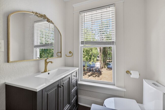 Building Photo - Stunning 4-bedroom home in Tampa! (Bonus room)