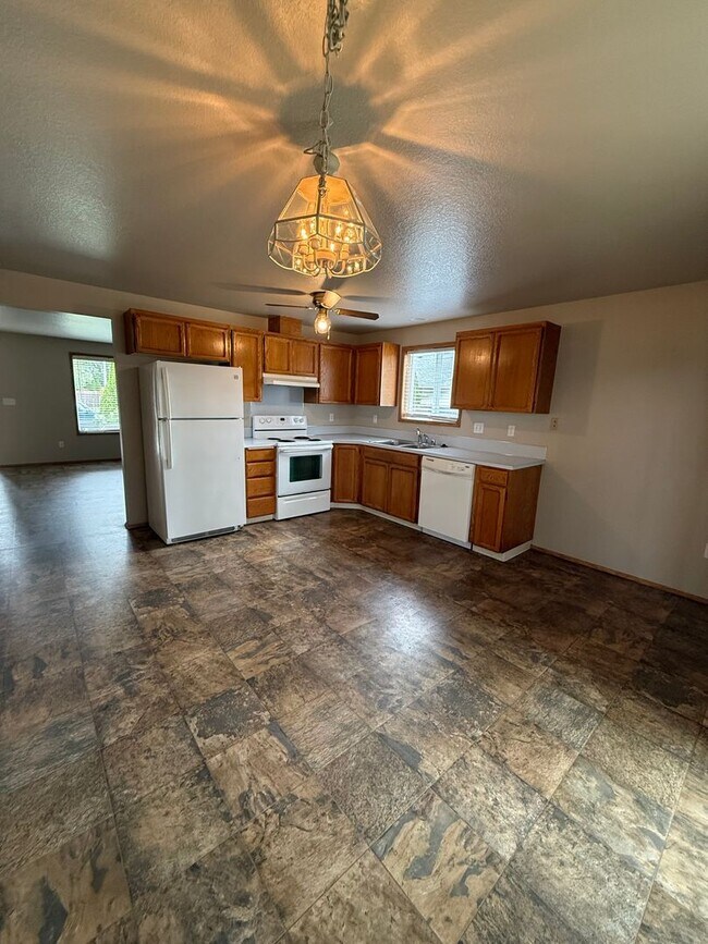 Building Photo - Woodland Ranch 3Bd/2Ba Home with Large Fully Fenced Yard - Easy Access to I-5