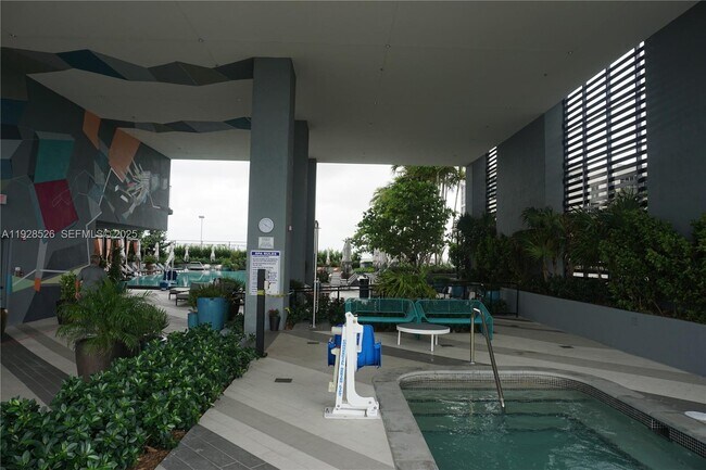 Building Photo - 121 NE 34th St