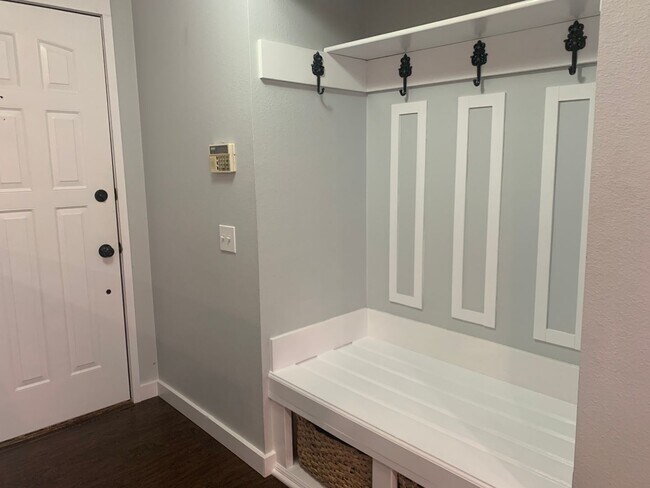 Building Photo - Newly Updated 2 Bed. 2 Bath Home on Fenced...