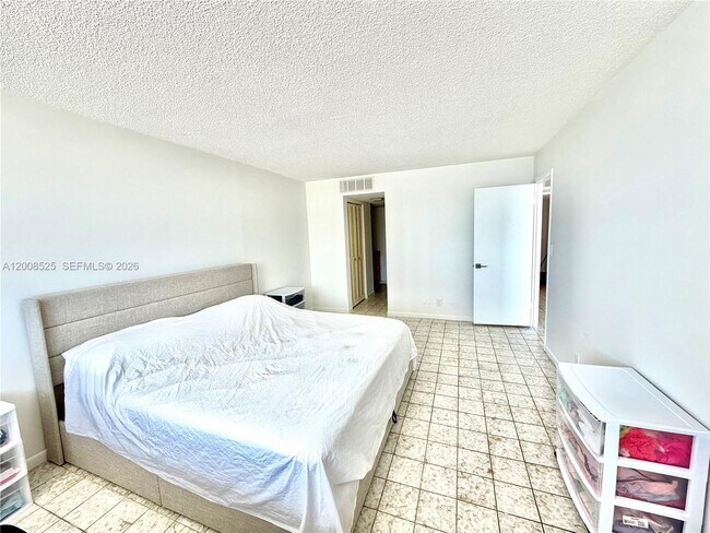 Building Photo - 1410 S Ocean Dr