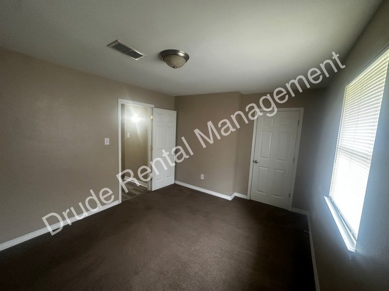 Building Photo - 14018 Virginia Dr