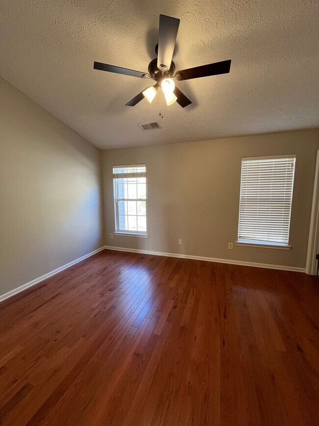 Building Photo - 3 Bedroom/ 2.5 Bath Townhome with 1 Car Garage, Laminate Floors, Minutes to Bellevue and Nashvill...