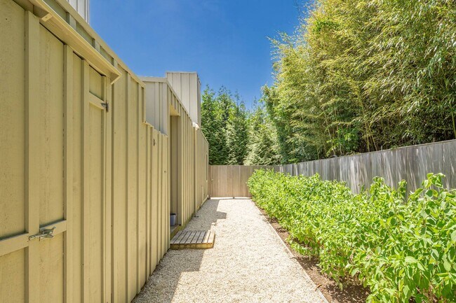 Building Photo - 53 Clinton Academy Ln