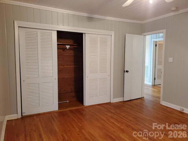 Building Photo - 1506 Wayside Dr