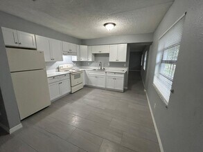 Building Photo - Spacious 5 Bedroom Home forRent in Tampa