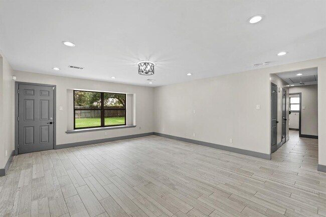 Building Photo - 5522 Braesvalley Dr