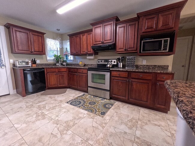 Building Photo - 998 Fay Dr