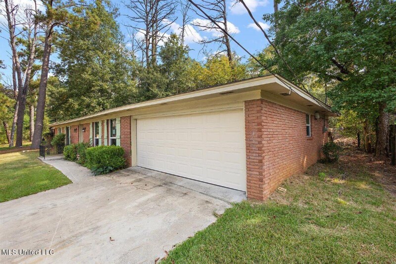 Building Photo - 1732 Southhaven Cir