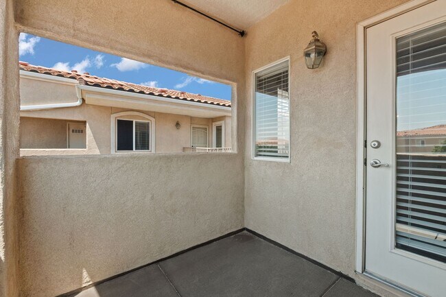 Building Photo - Upscale Condo | 3 Bed / 2 Bath | Garage | ...