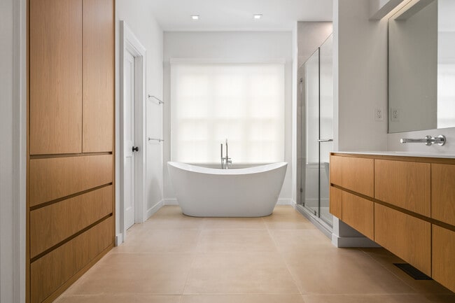 Building Photo - 1280 Becket Dr NE