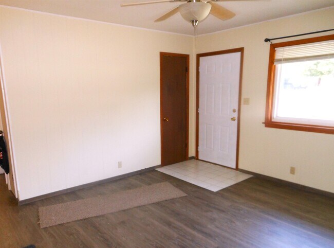 Building Photo - 2111 Maplehurst Ave