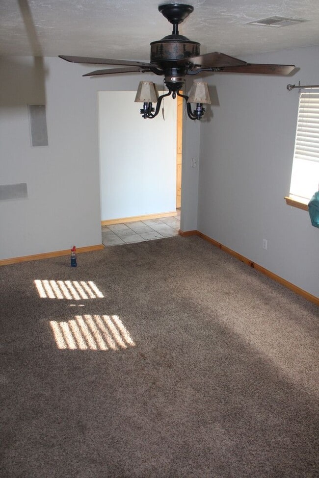 Building Photo - Huge Playroom - Family Room!