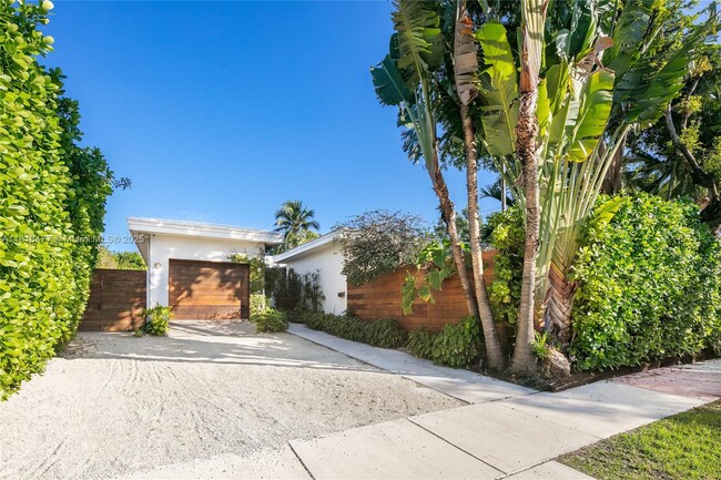 Building Photo - 441 E Dilido Dr