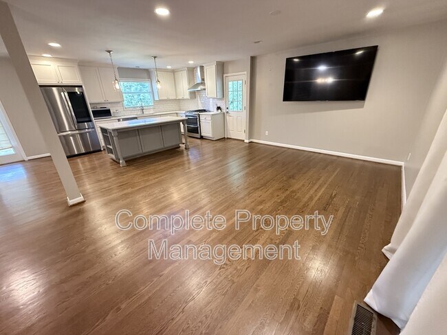 Building Photo - 3153 Woodhaven Dr