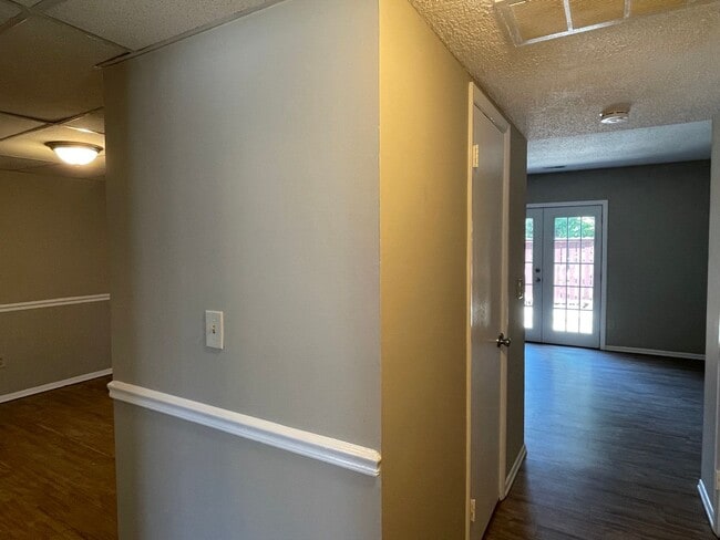 Building Photo - SW - Updated Townhome.  New Flooring, Just...