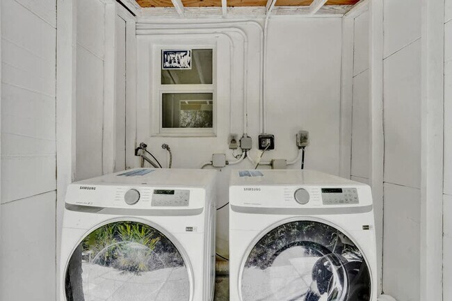 Building Photo - 3020 Seville St