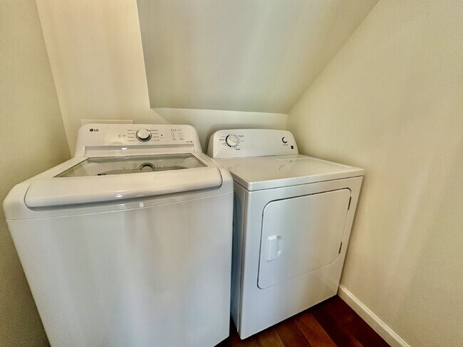 Building Photo - Beautifully Updated Three Bedroom Home in ...