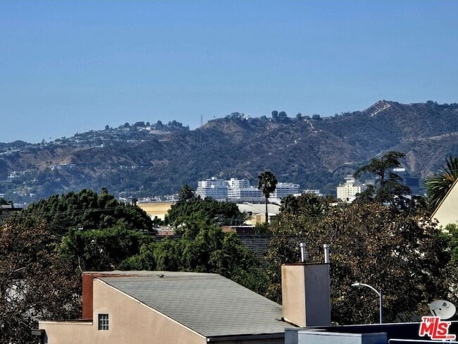 Building Photo - 5030 Rosewood Ave