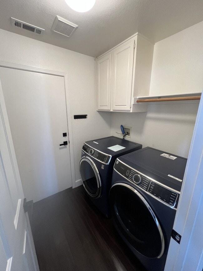 Building Photo - 31495 Sunningdale Dr