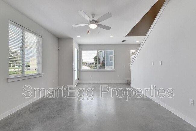 Building Photo - 801 N Bluff Dr