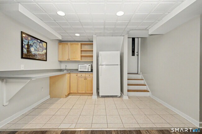 Building Photo - 158 Steep Hill Rd