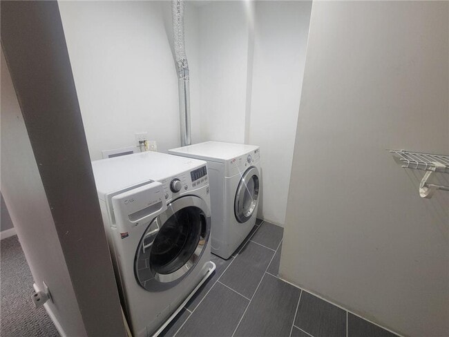 Building Photo - 47 6th Ave S