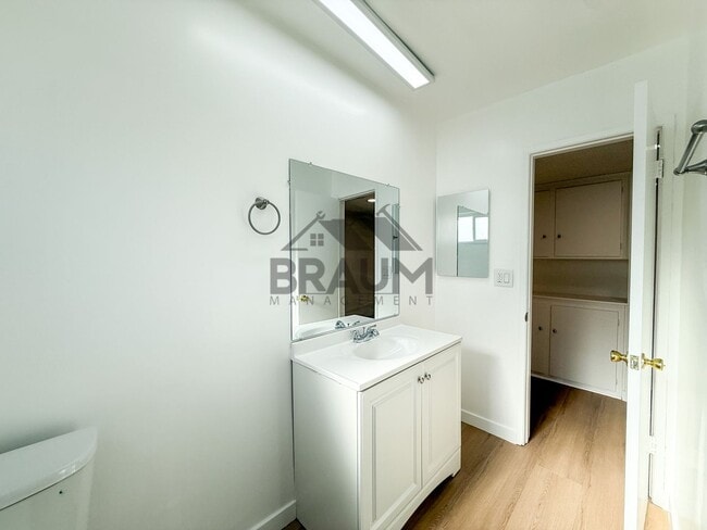 Building Photo - 6039 Whitsett Ave