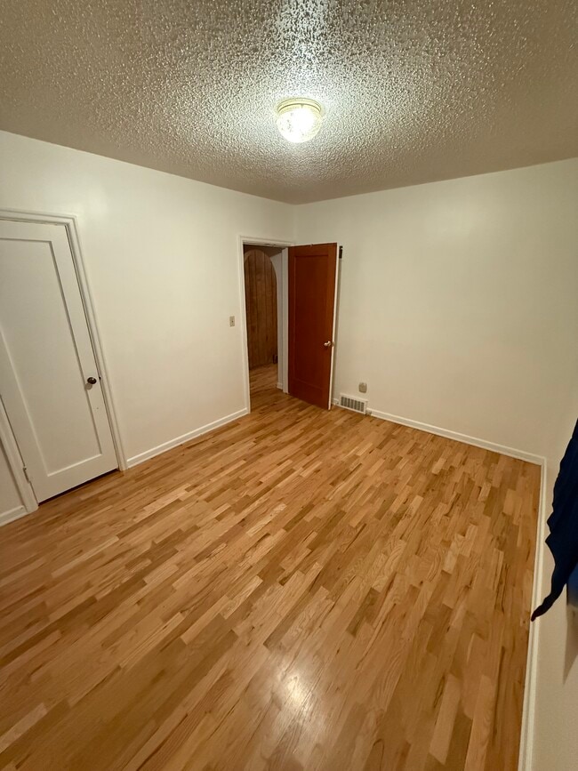 Building Photo - 355 N Cheyenne St