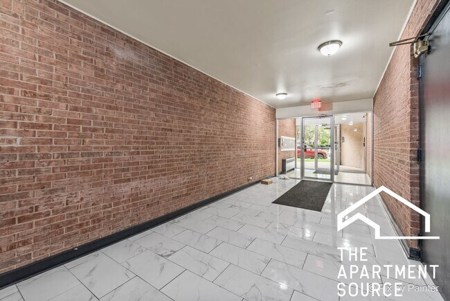 Building Photo - 7319 N Rogers Ave